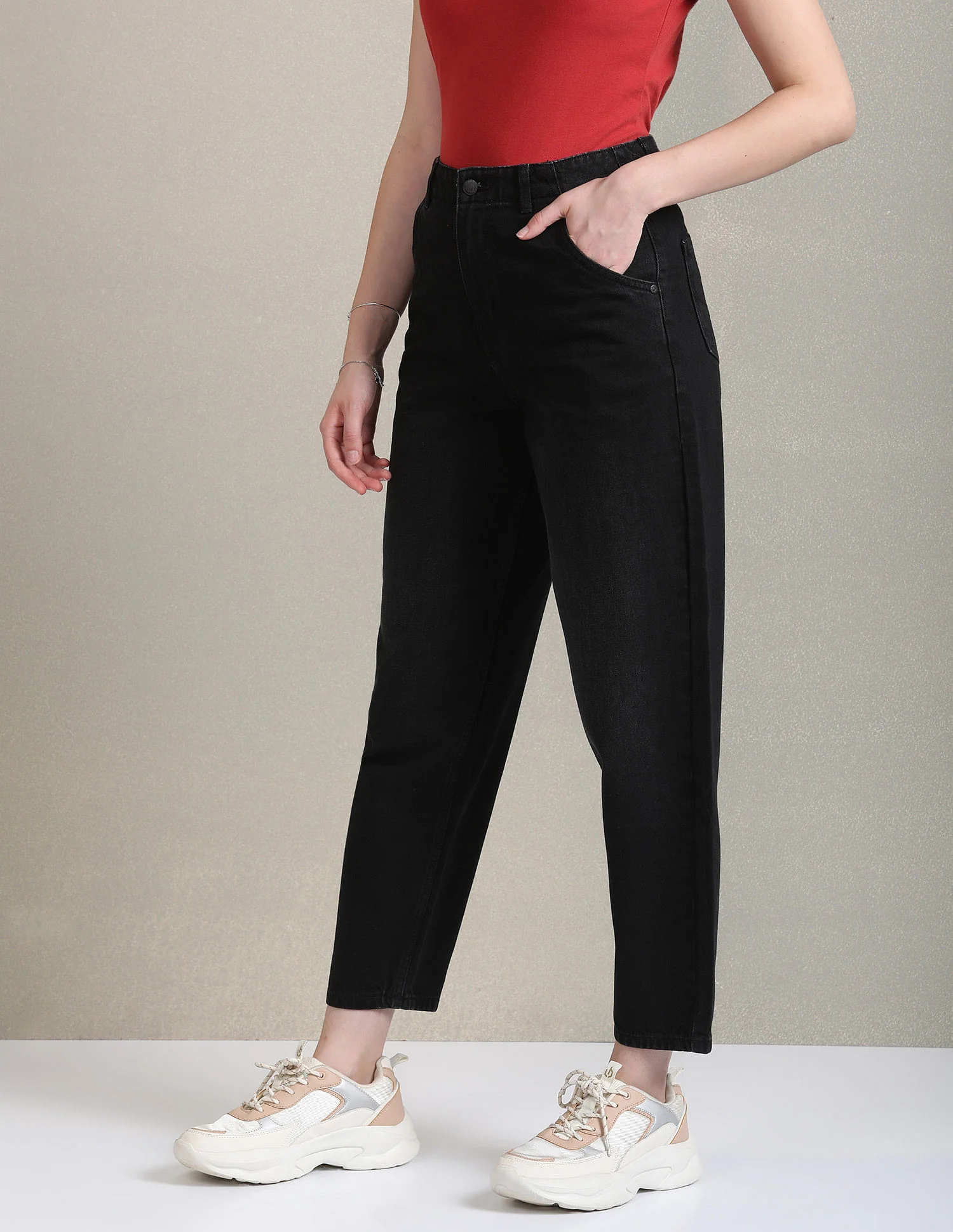 Carrot Fit Black Jeans - Image 4