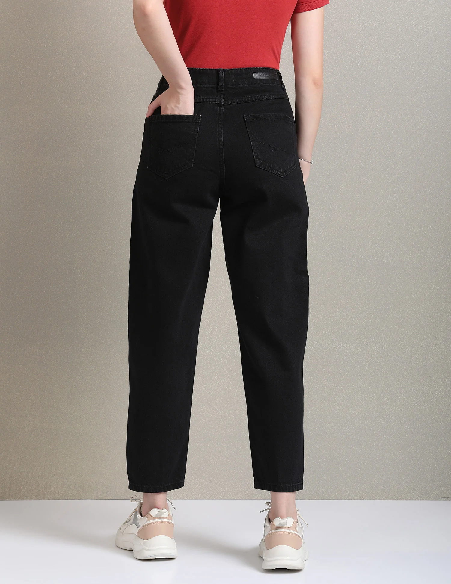 Carrot Fit Black Jeans - Image 5