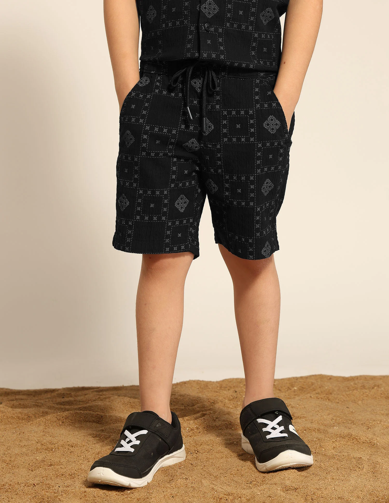 Boys Geometric Printed Regular Fit Shorts - Image 4