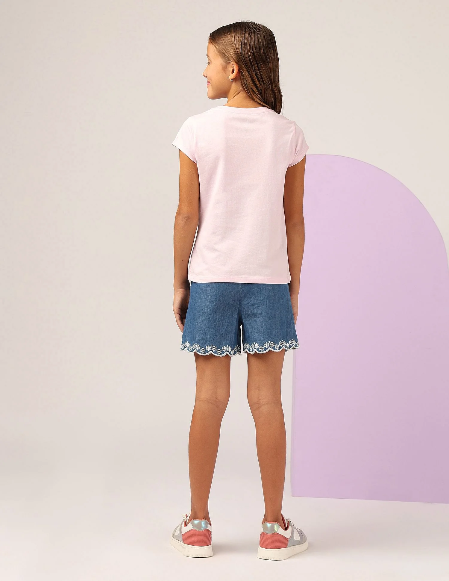 Girls Graphic Printed Regular Fit T-Shirt - Image 4