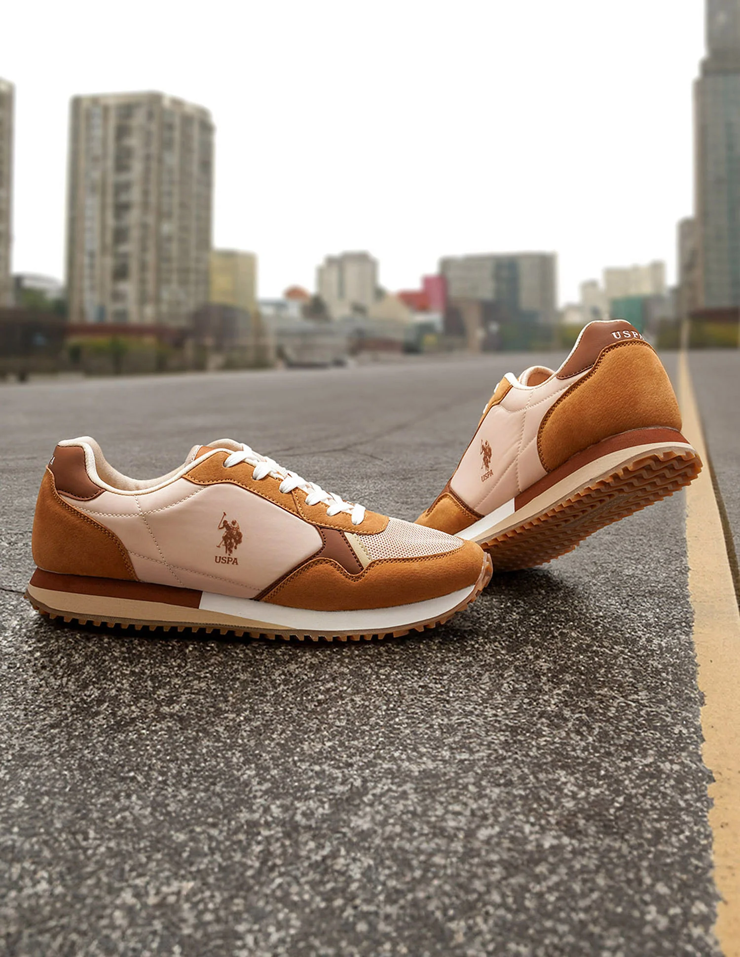 Men Darrion Tan Retro Joggers Sneakers