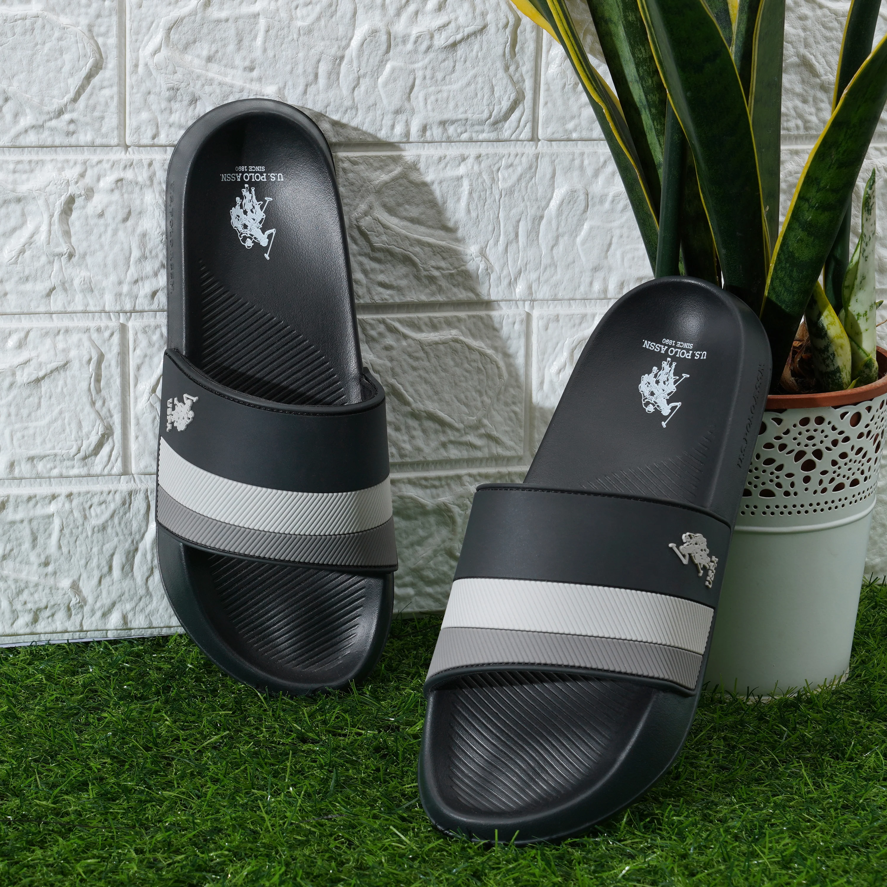 Men Arvana Colourblocked Sliders