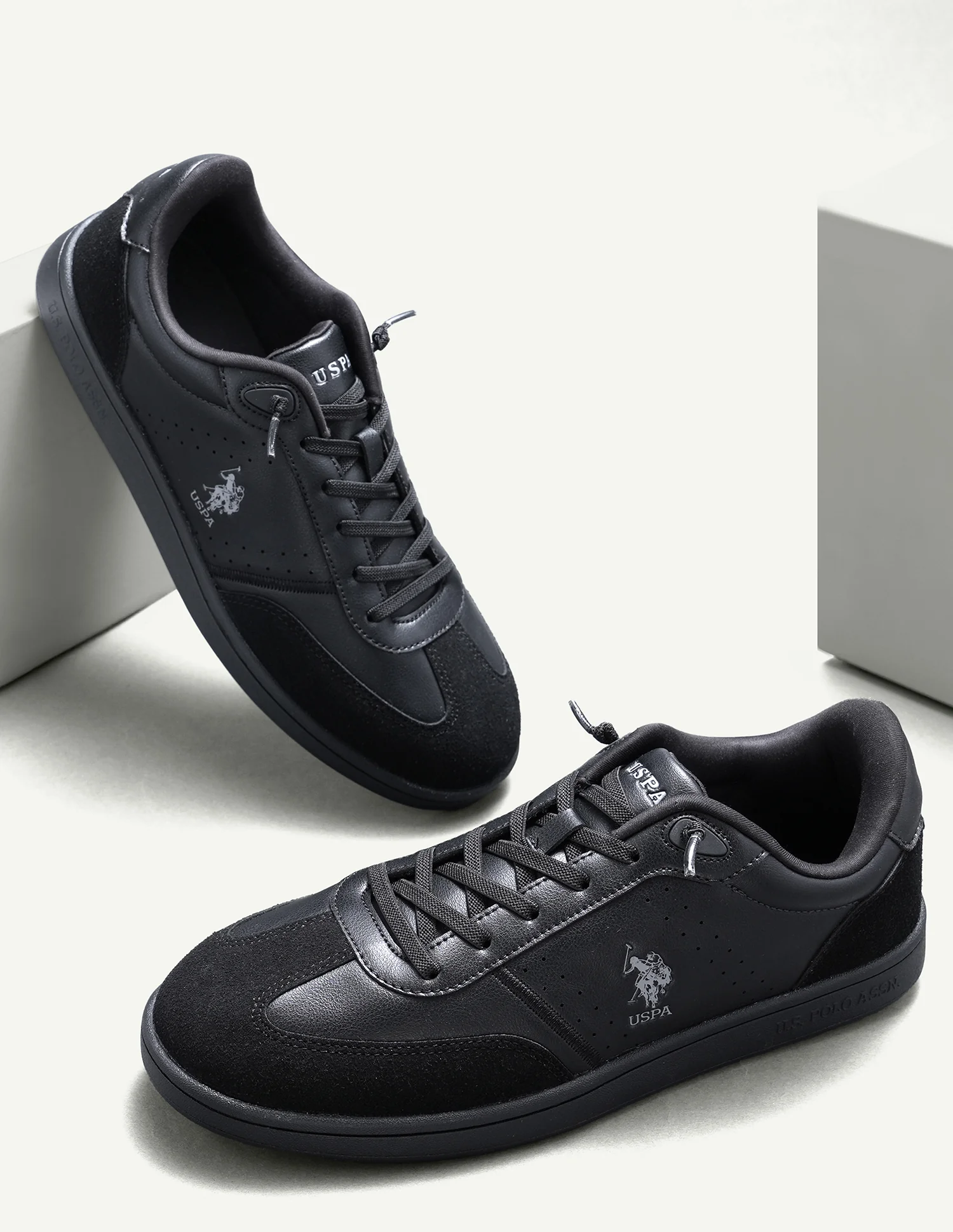 Men Cenik Solid Sneakers