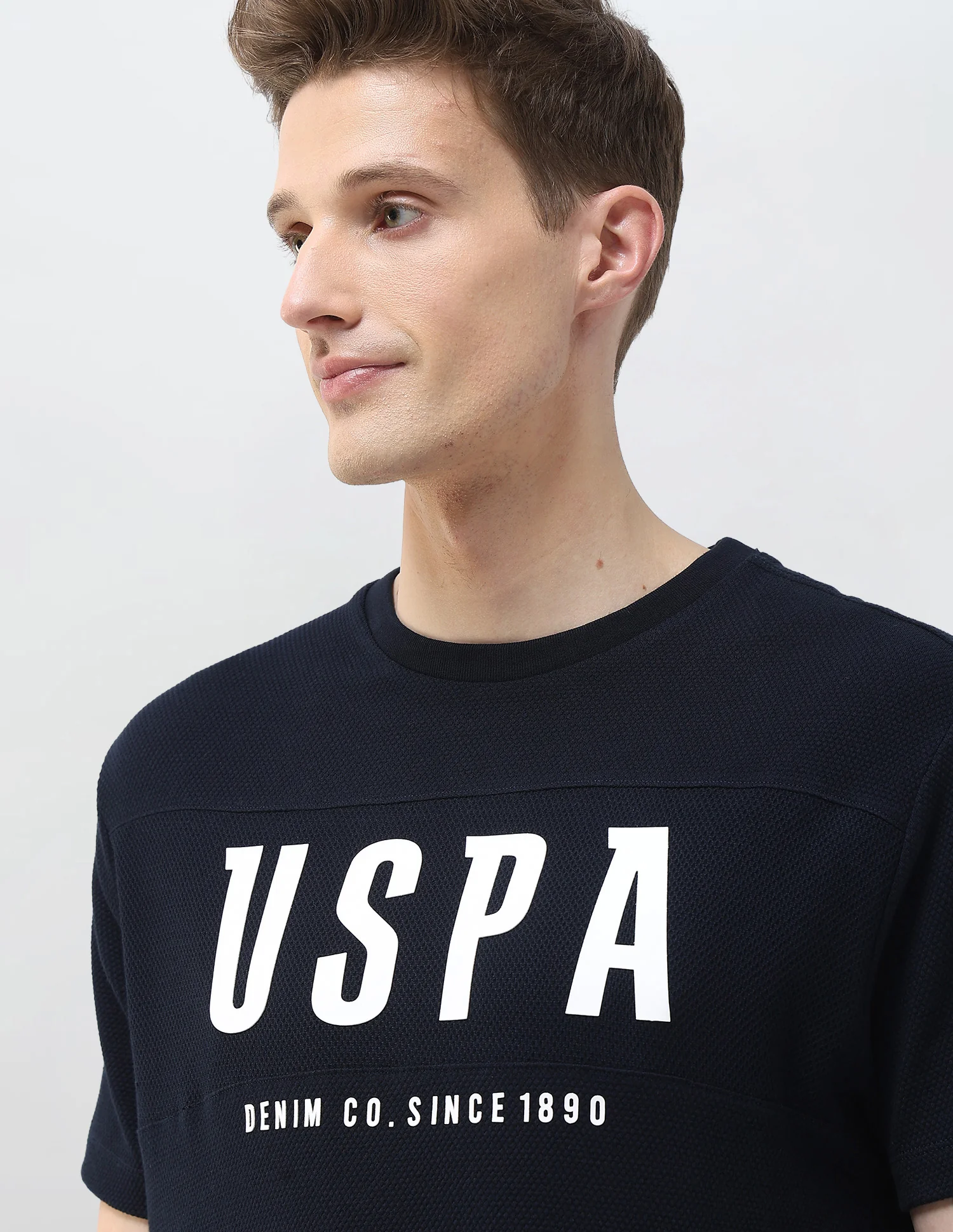 Textured Brand Printed Motel On The Coast T-Shirt - Image 7