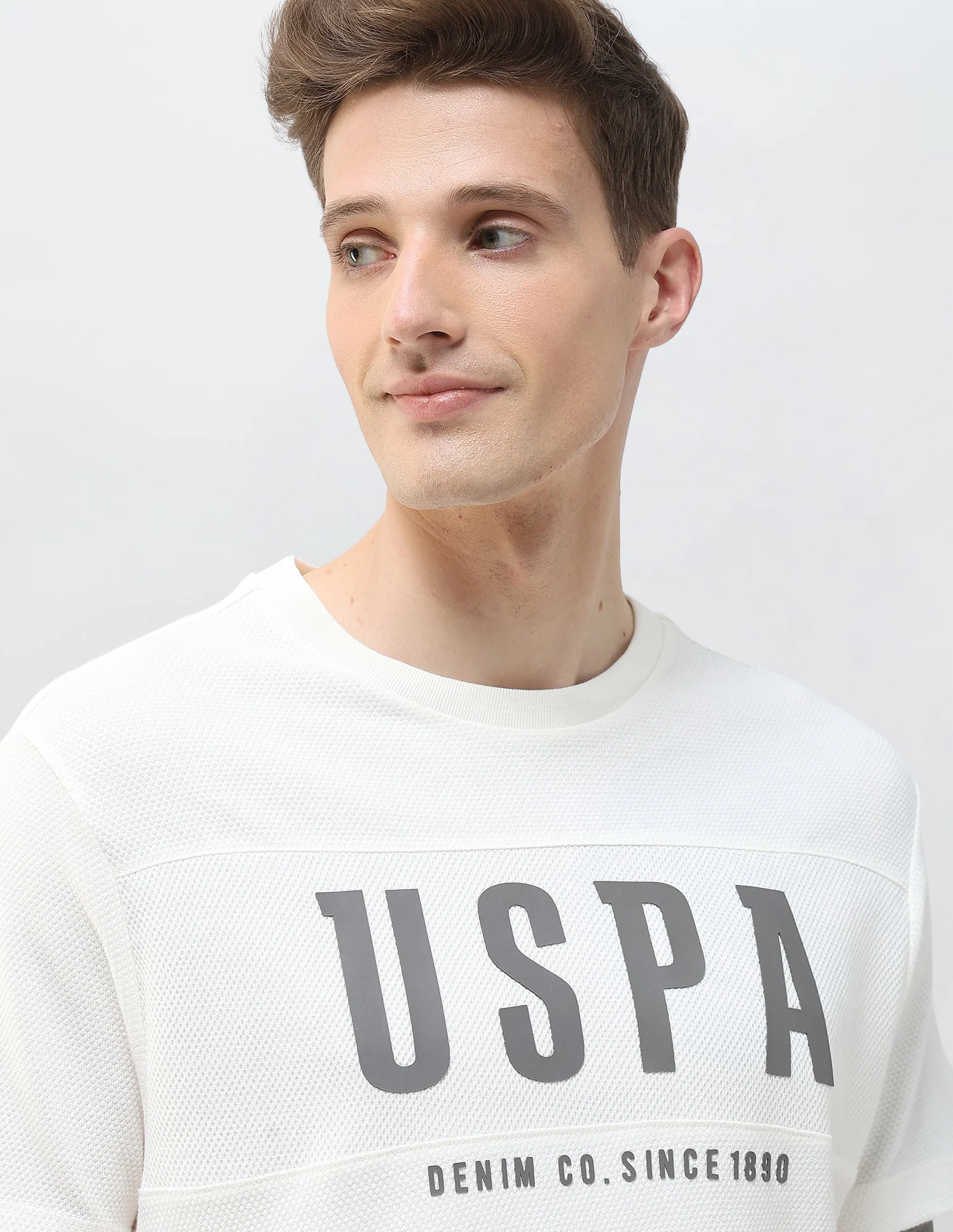 Textured Brand Printed Motel On The Coast T-Shirt - Image 7
