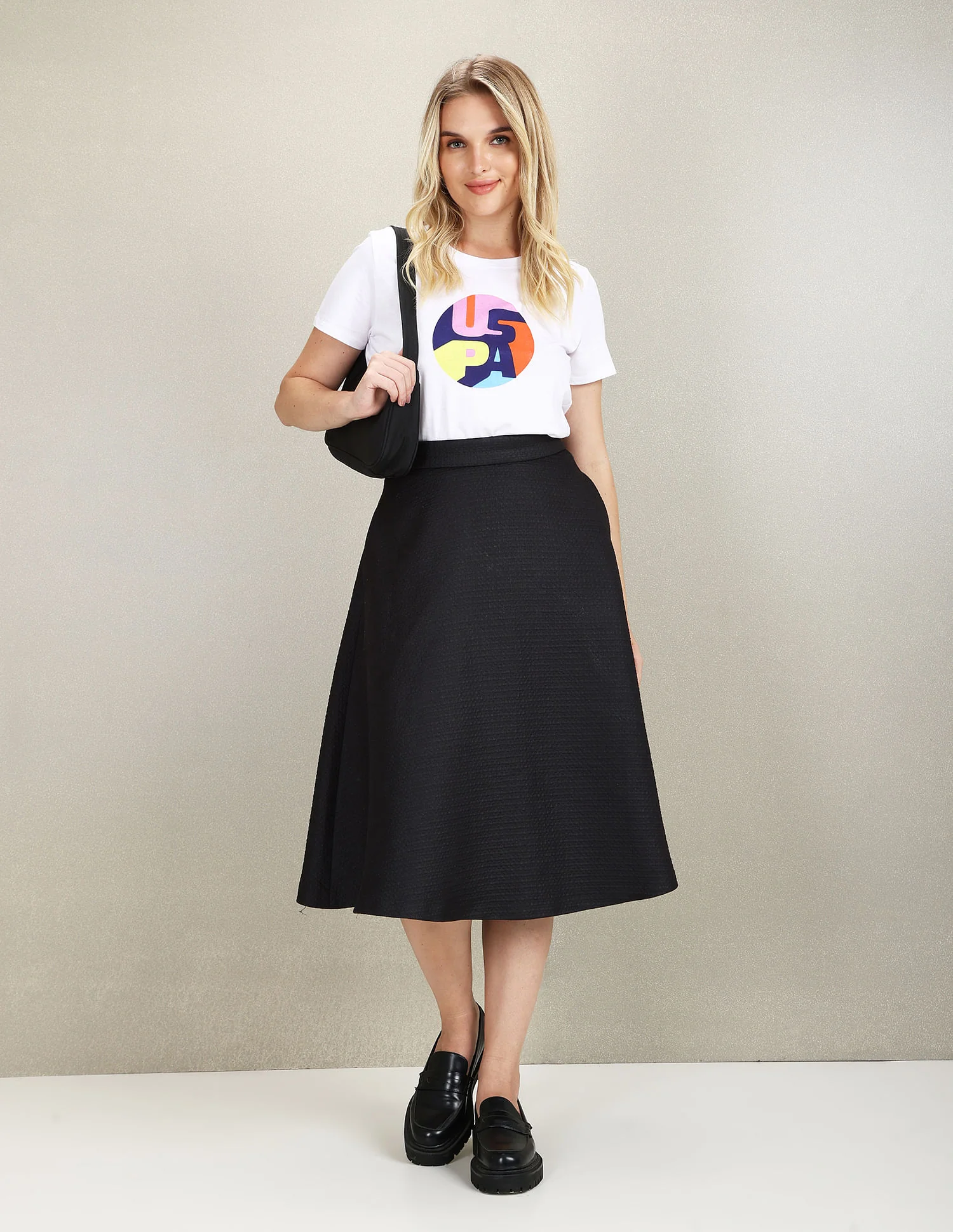 Ribbed Neck Circle Brand Print T-Shirt - Image 3
