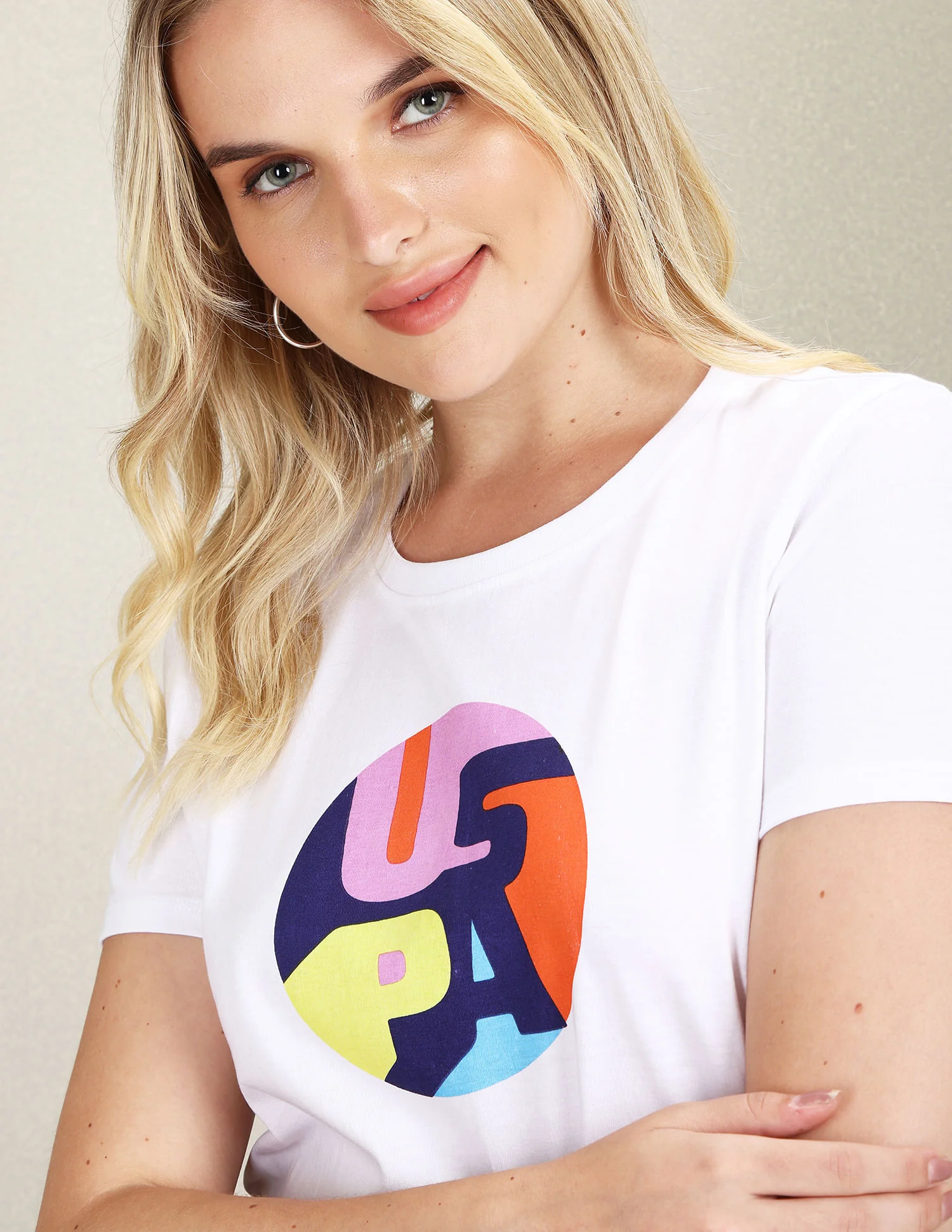 Ribbed Neck Circle Brand Print T-Shirt - Image 7