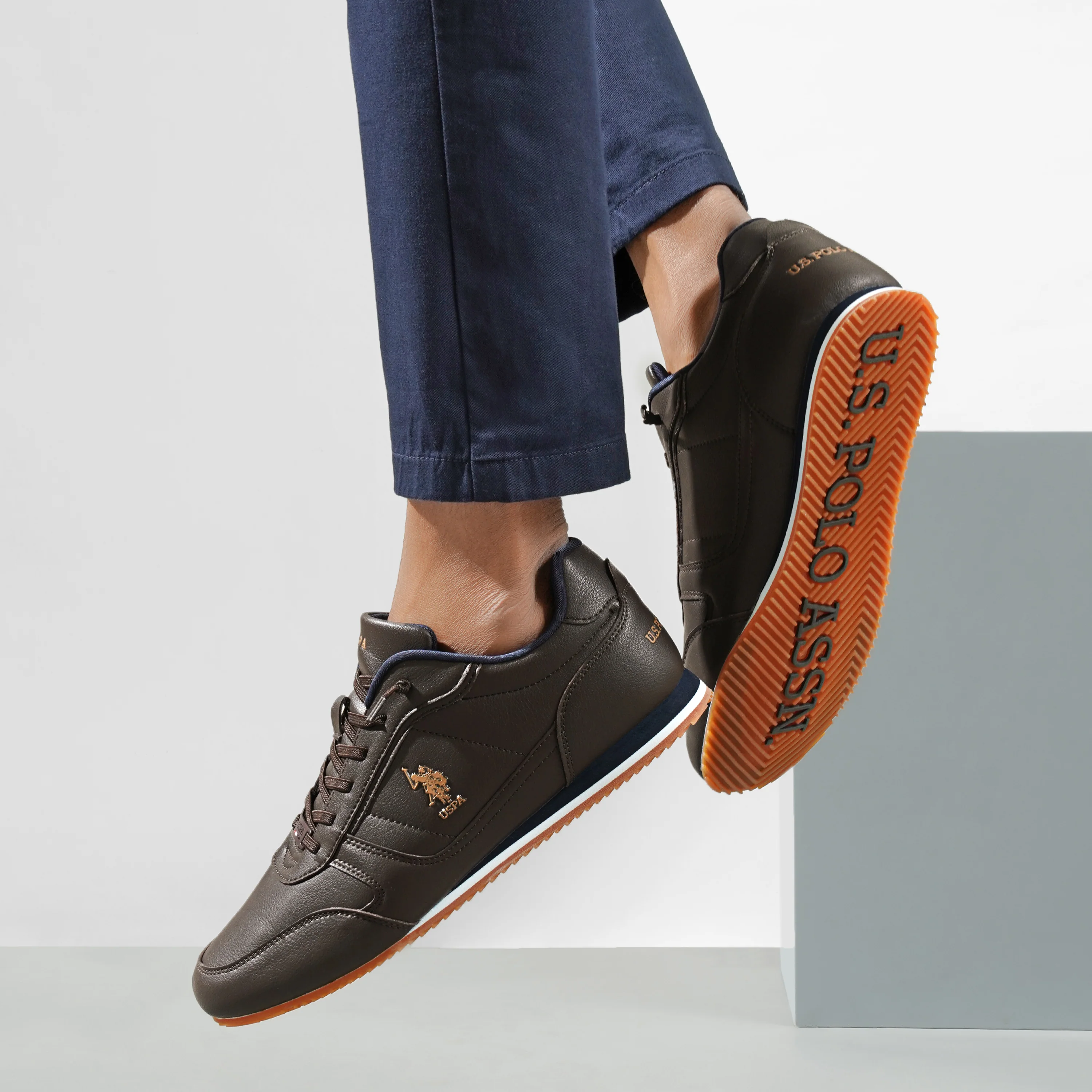 Men Round Toe Solid Mason Sneakers - Image 10