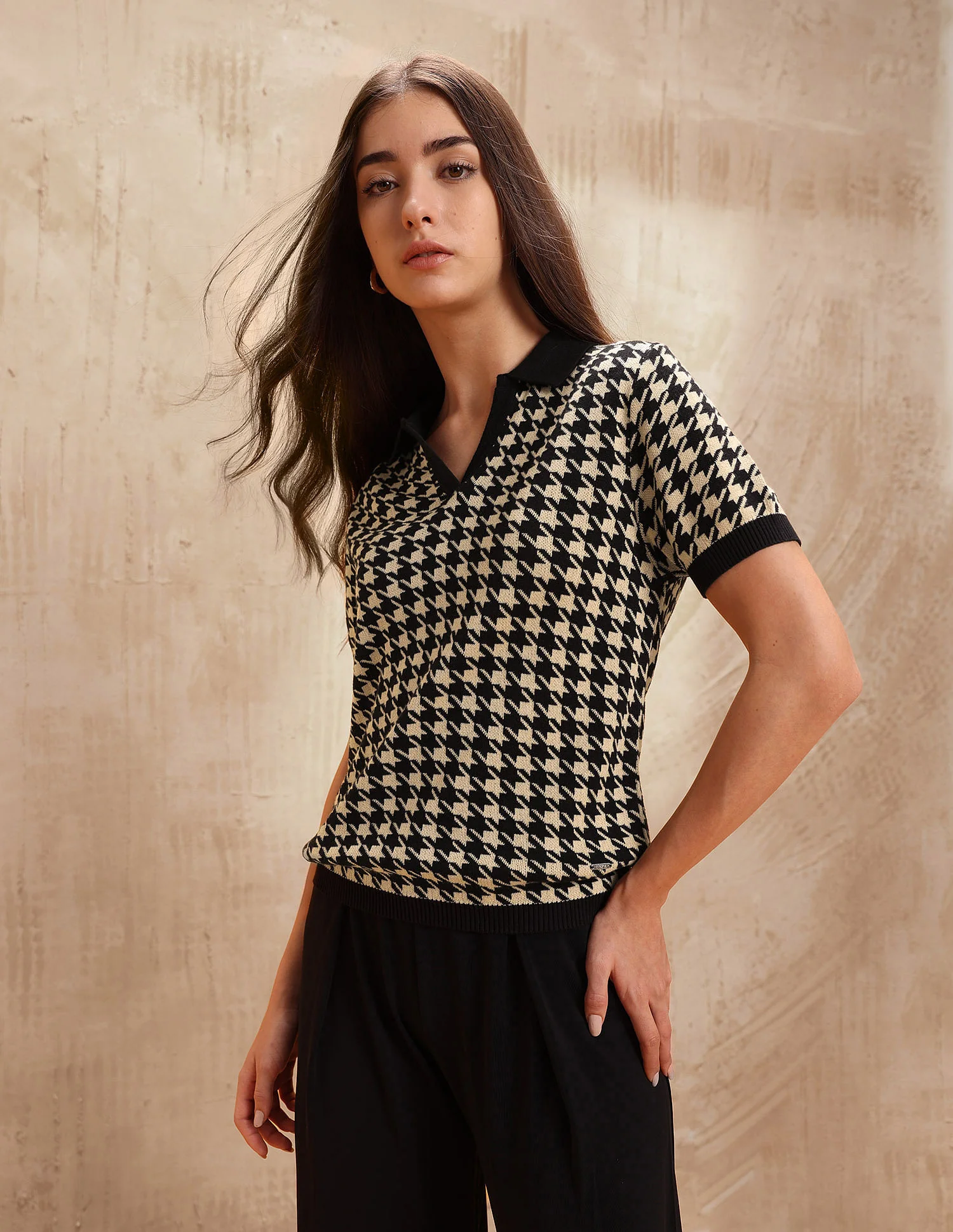 Flat Knit Polo With V Neck And Houndstooth Jacquard Pattern - Image 4