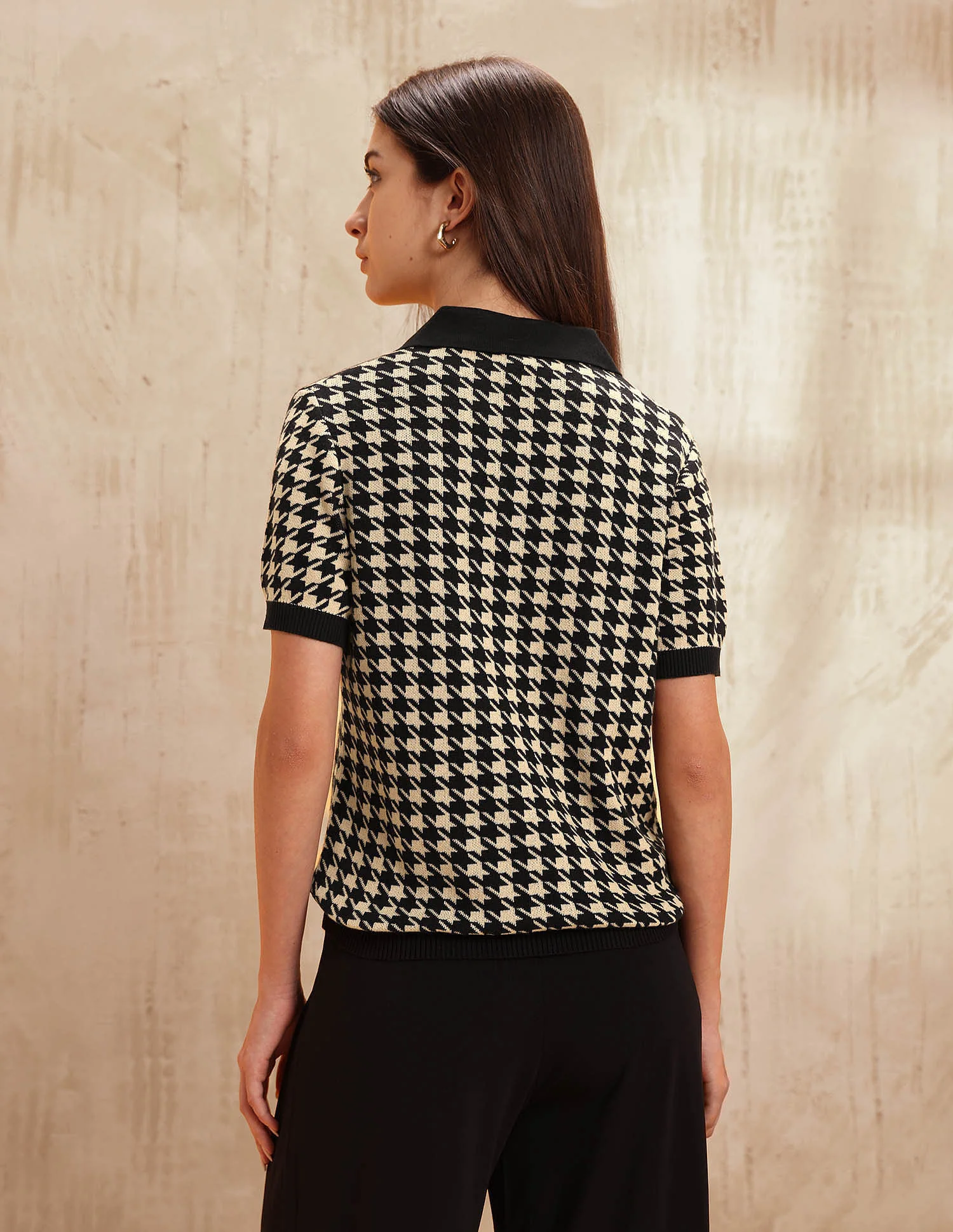 Flat Knit Polo With V Neck And Houndstooth Jacquard Pattern - Image 5