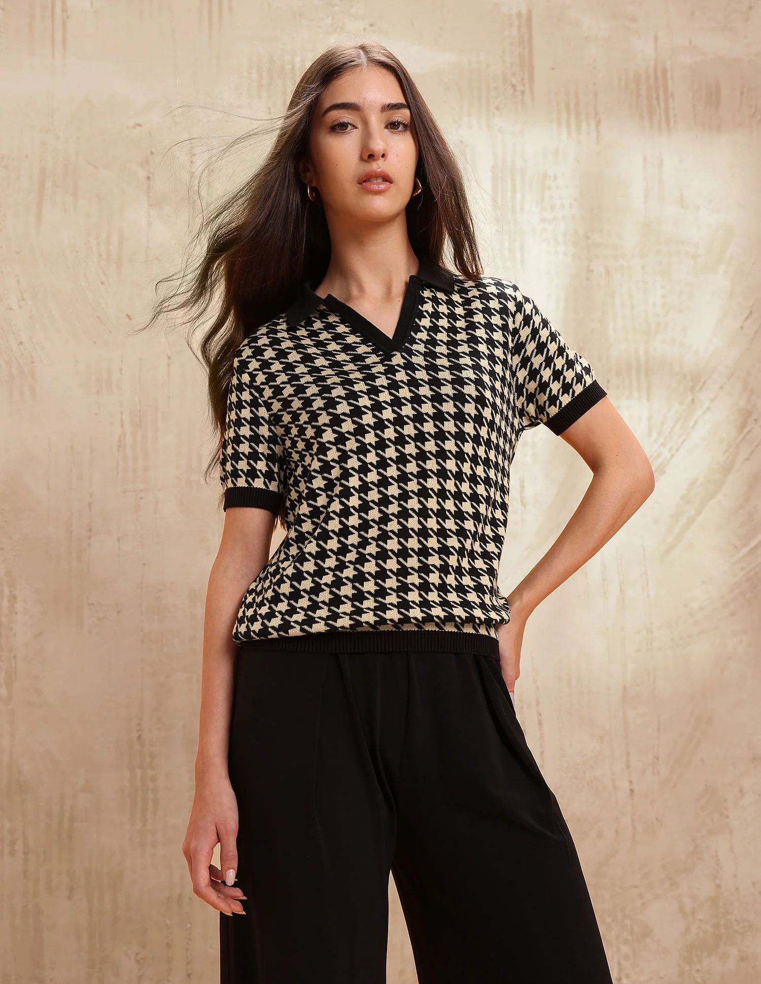 Flat Knit Polo With V Neck And Houndstooth Jacquard Pattern - Image 6