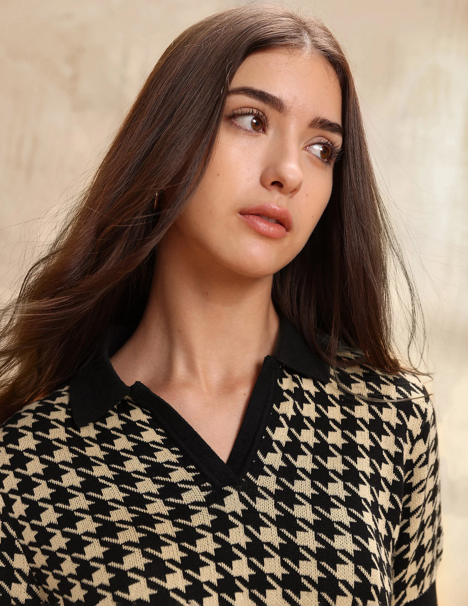 Flat Knit Polo With V Neck And Houndstooth Jacquard Pattern - Image 7