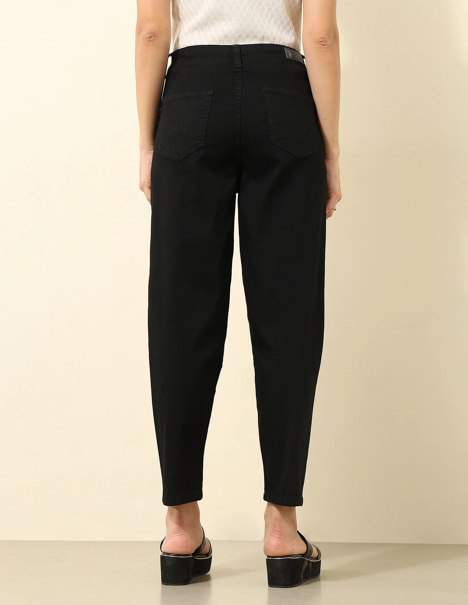 High Rise Carrot Fit Cargo Jeans - Image 5