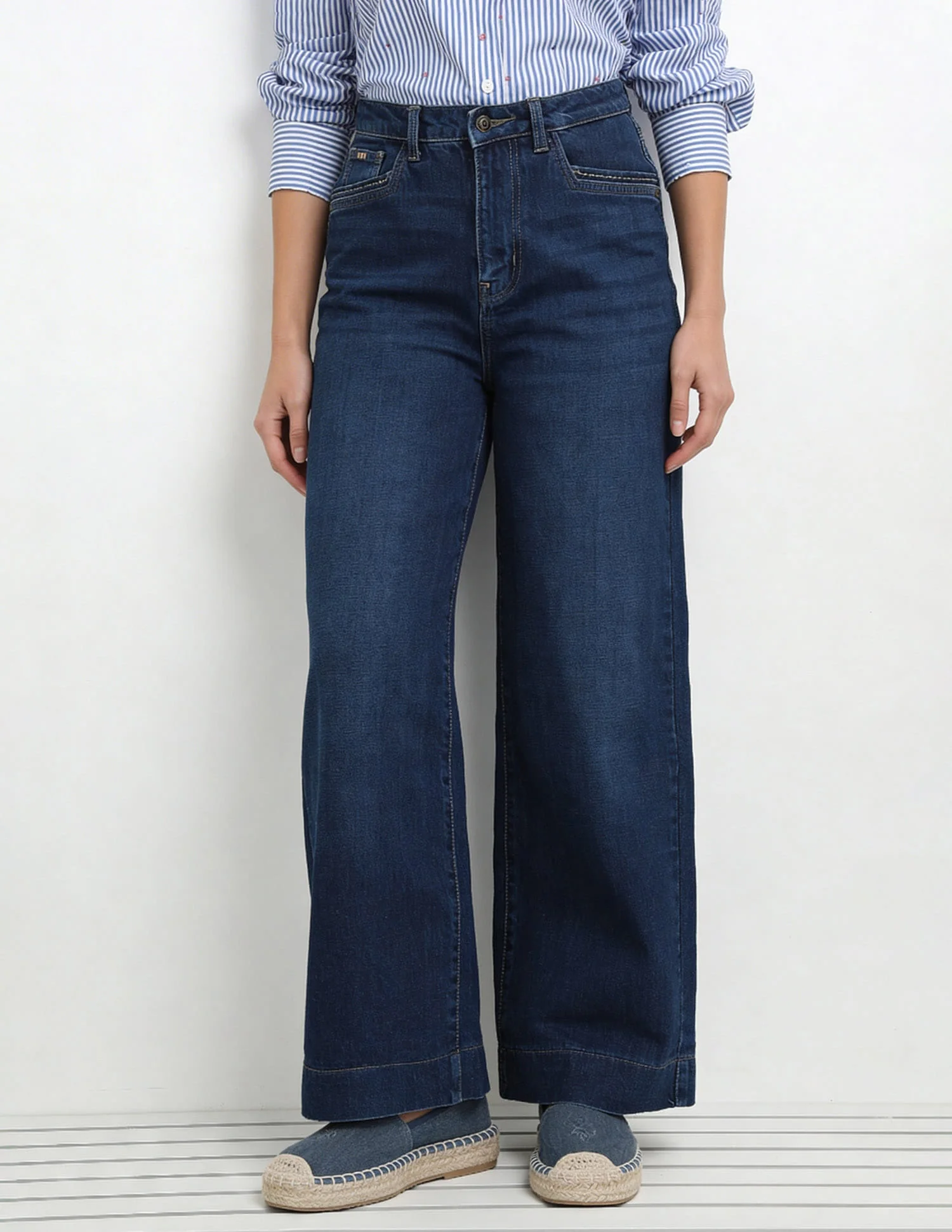 High Rise Wide Leg Fit Jeans - Image 4