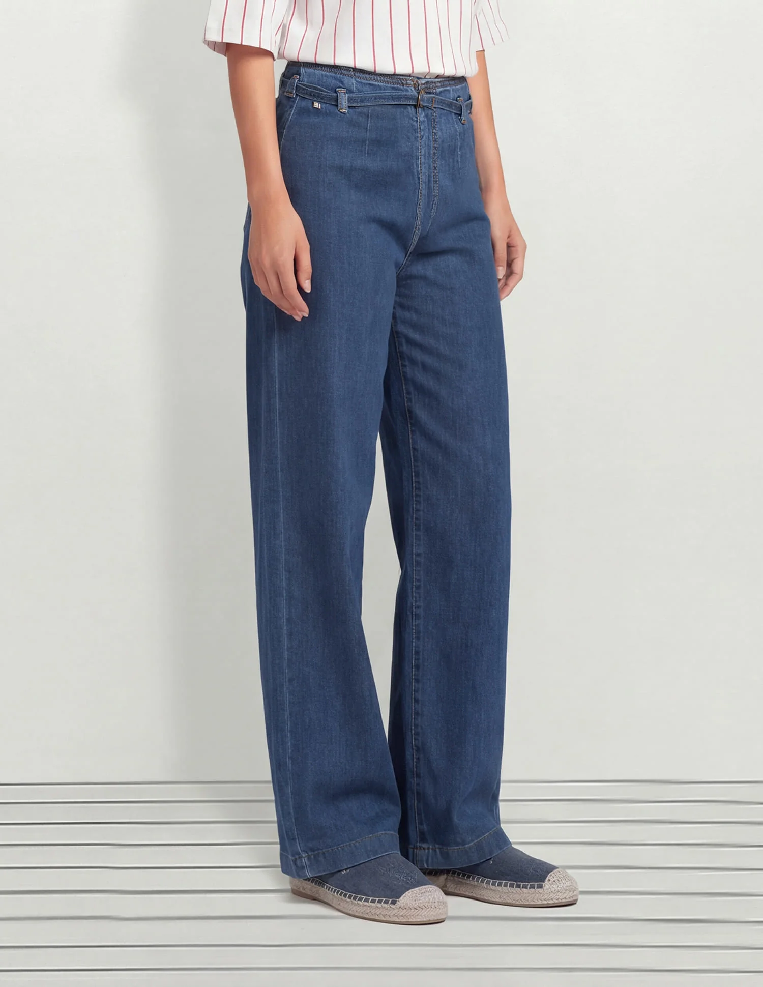 High Rise Wide Leg Fit Jeans - Image 3