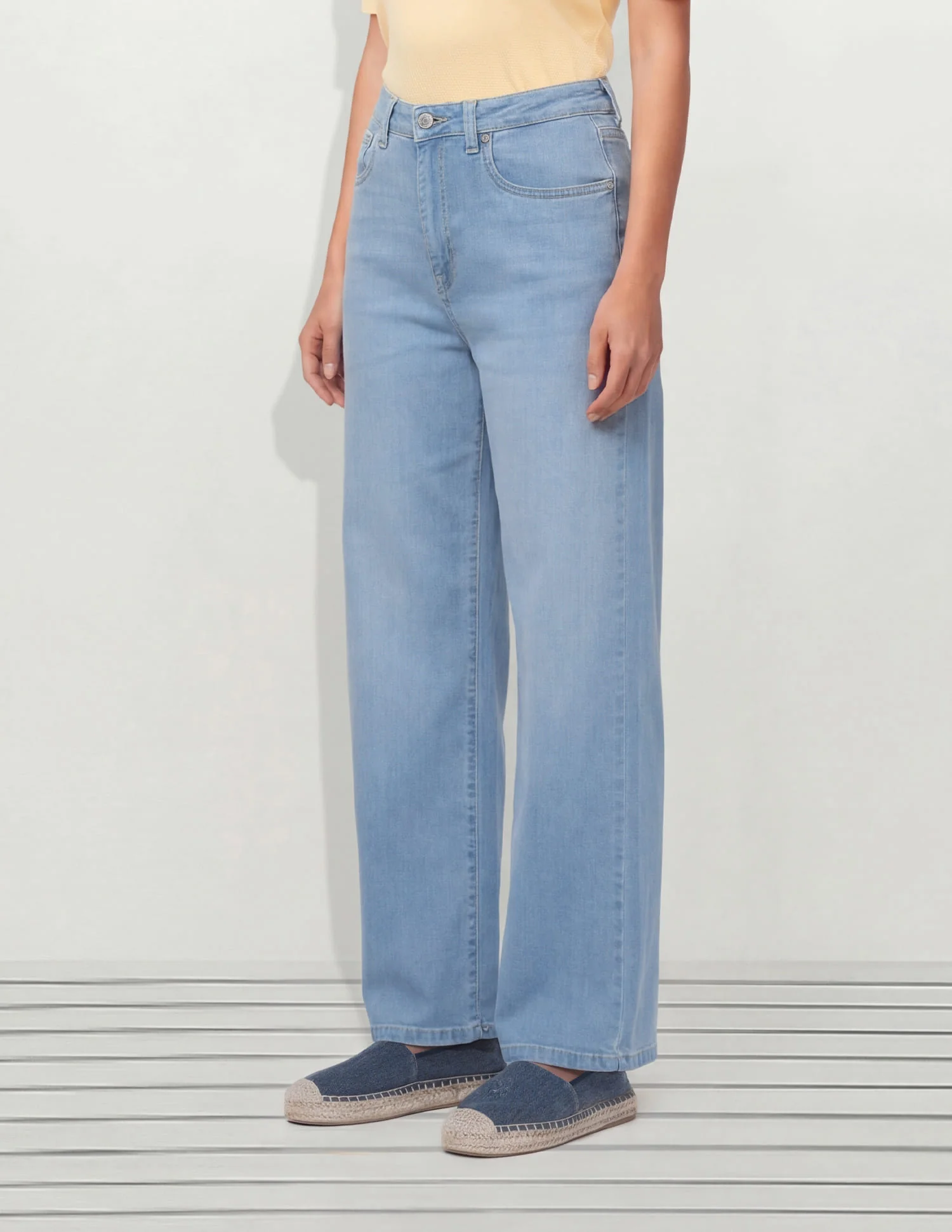 High Rise Wide Leg Fit Jeans - Image 3