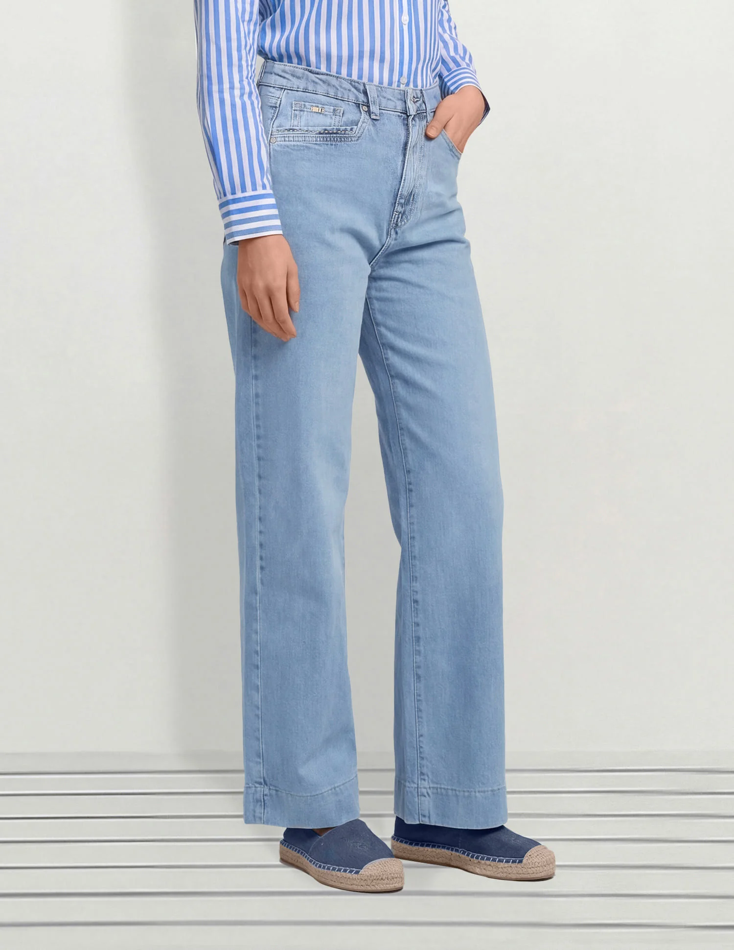 High Rise Wide Leg Fit Jeans - Image 3