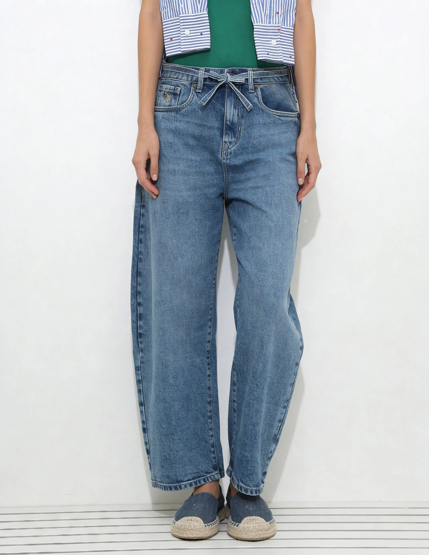 Mid Rise Barrel Fit Jeans - Image 3