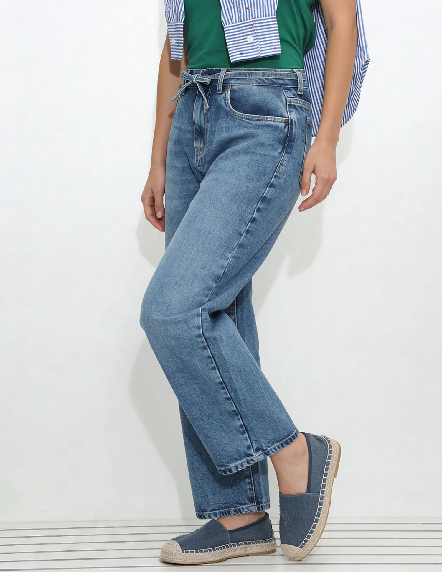Mid Rise Barrel Fit Jeans - Image 4