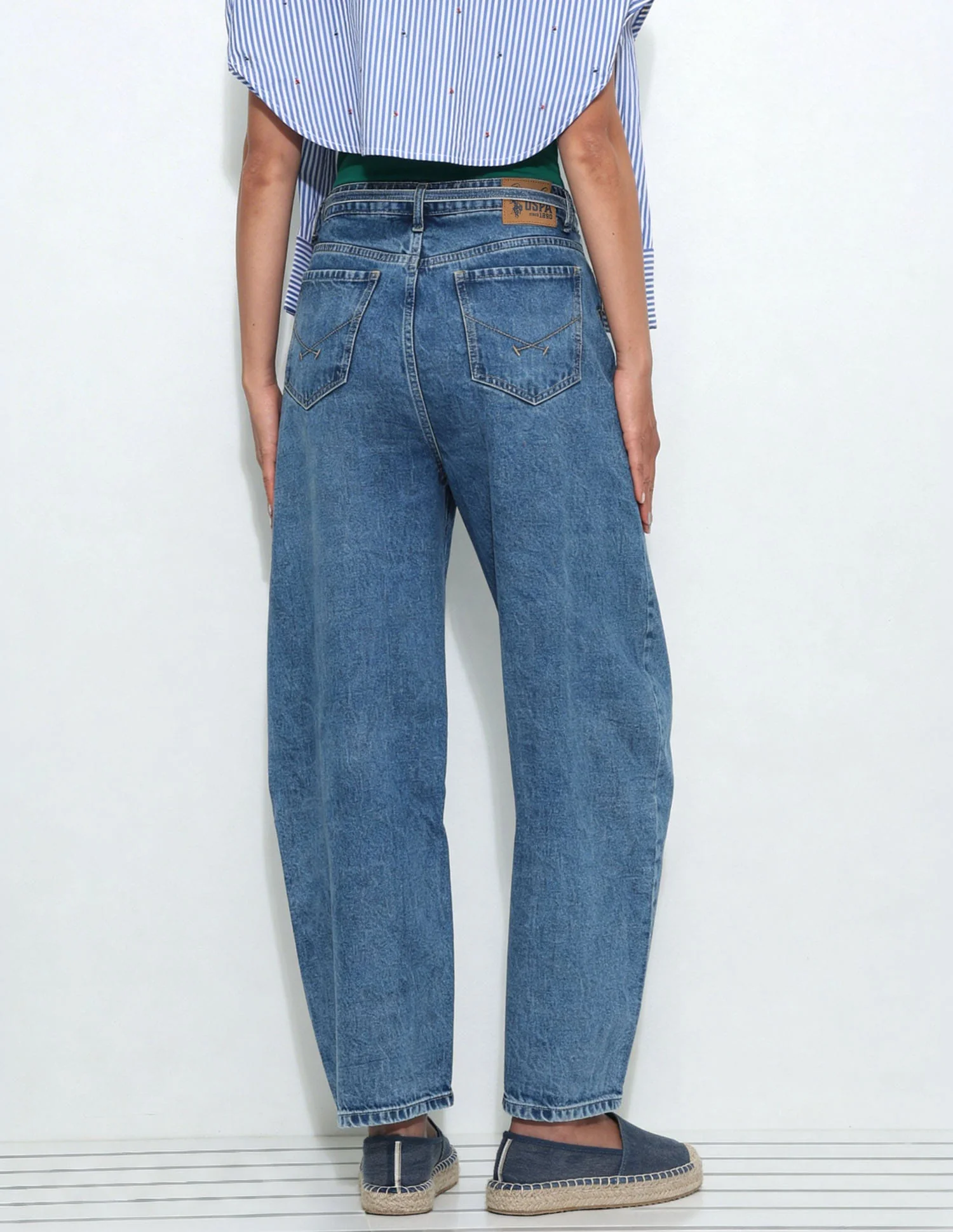 Mid Rise Barrel Fit Jeans - Image 5