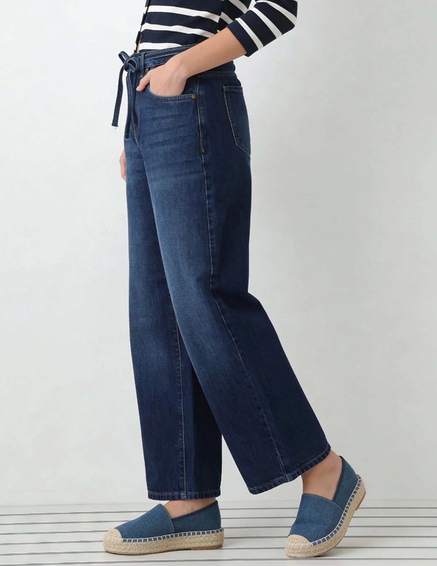 Mid Rise Barrel Fit Jeans - Image 3