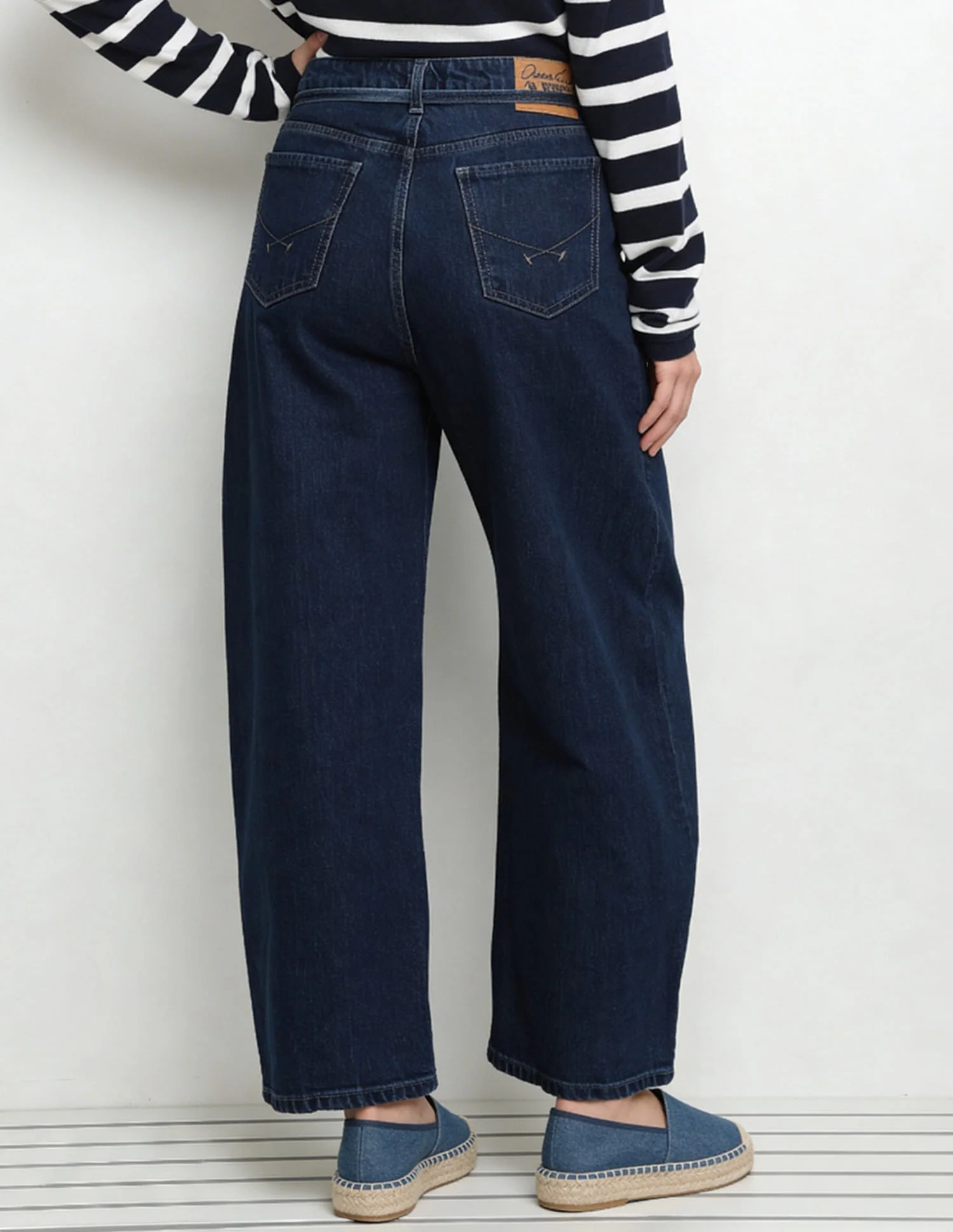 Mid Rise Barrel Fit Jeans - Image 4
