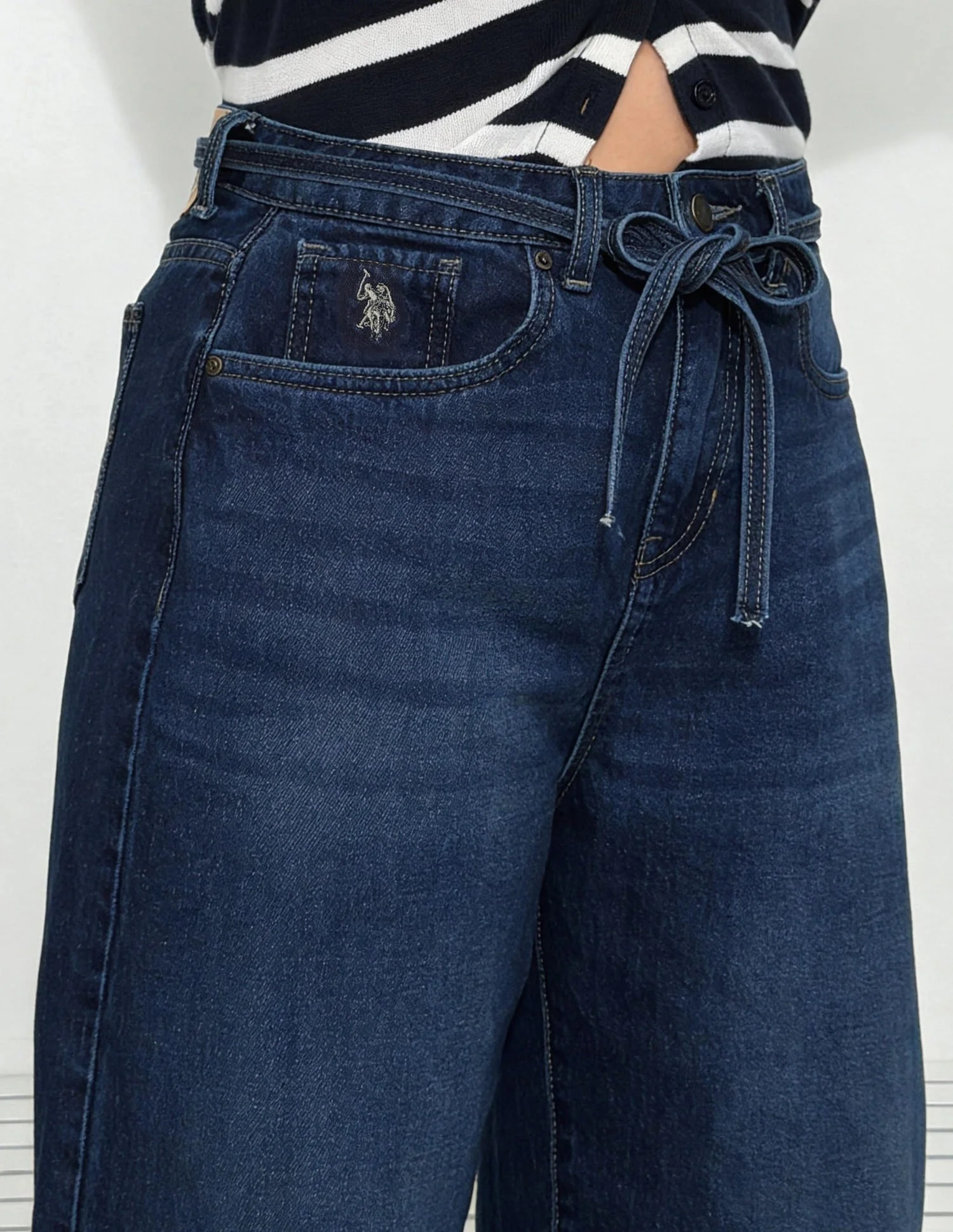 Mid Rise Barrel Fit Jeans - Image 6