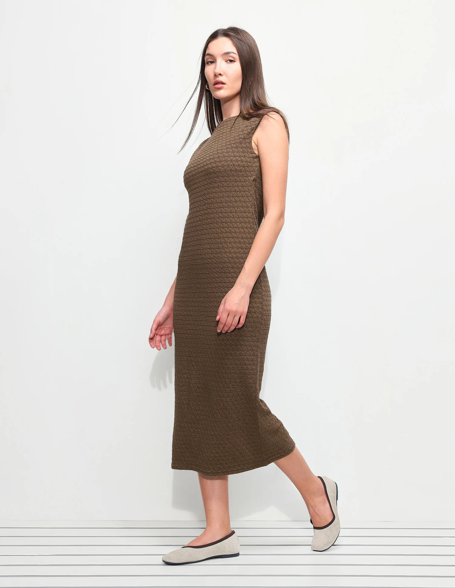 Textured Fitted Midi Sheath Dress - Image 3