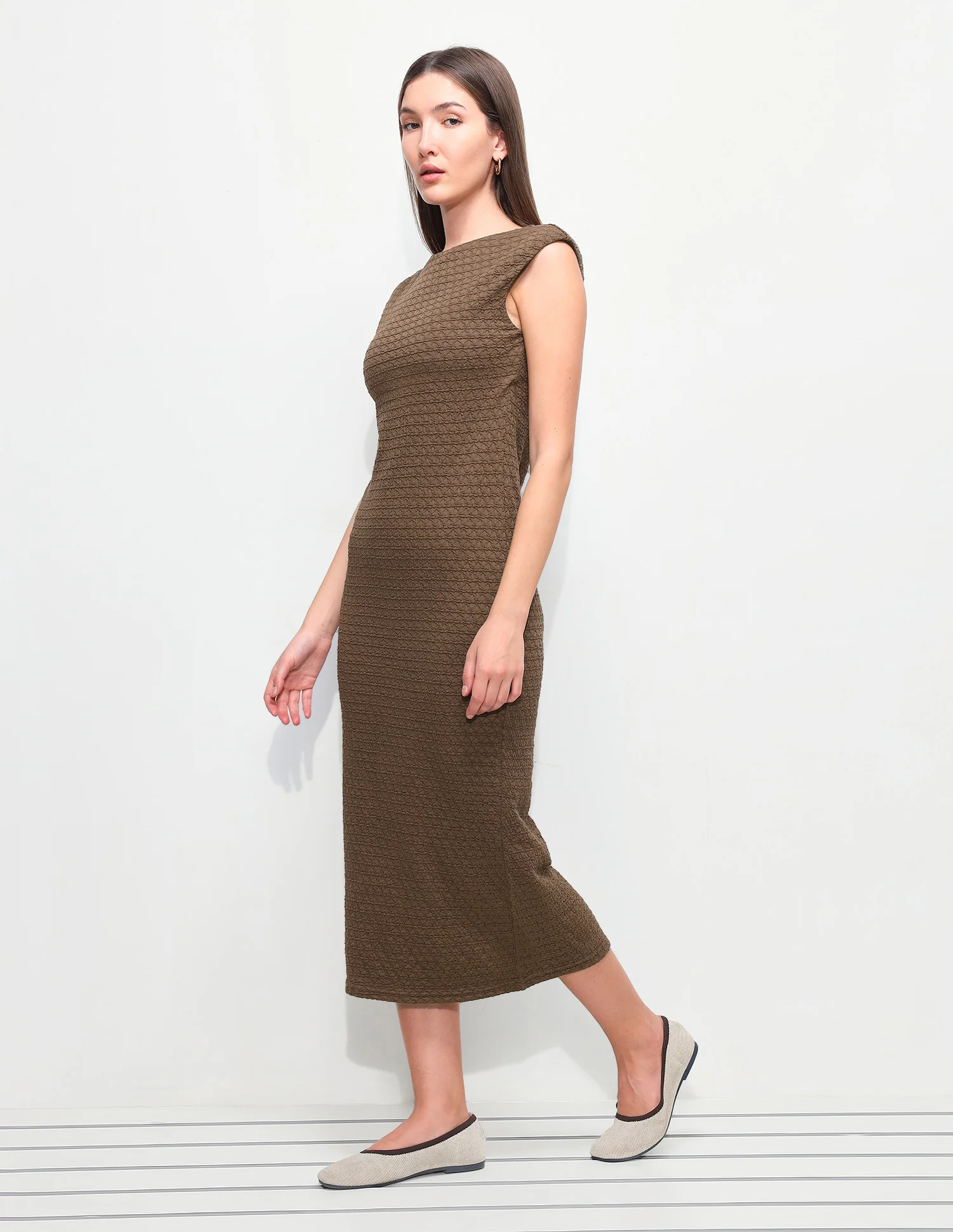 Textured Fitted Midi Sheath Dress - Image 4