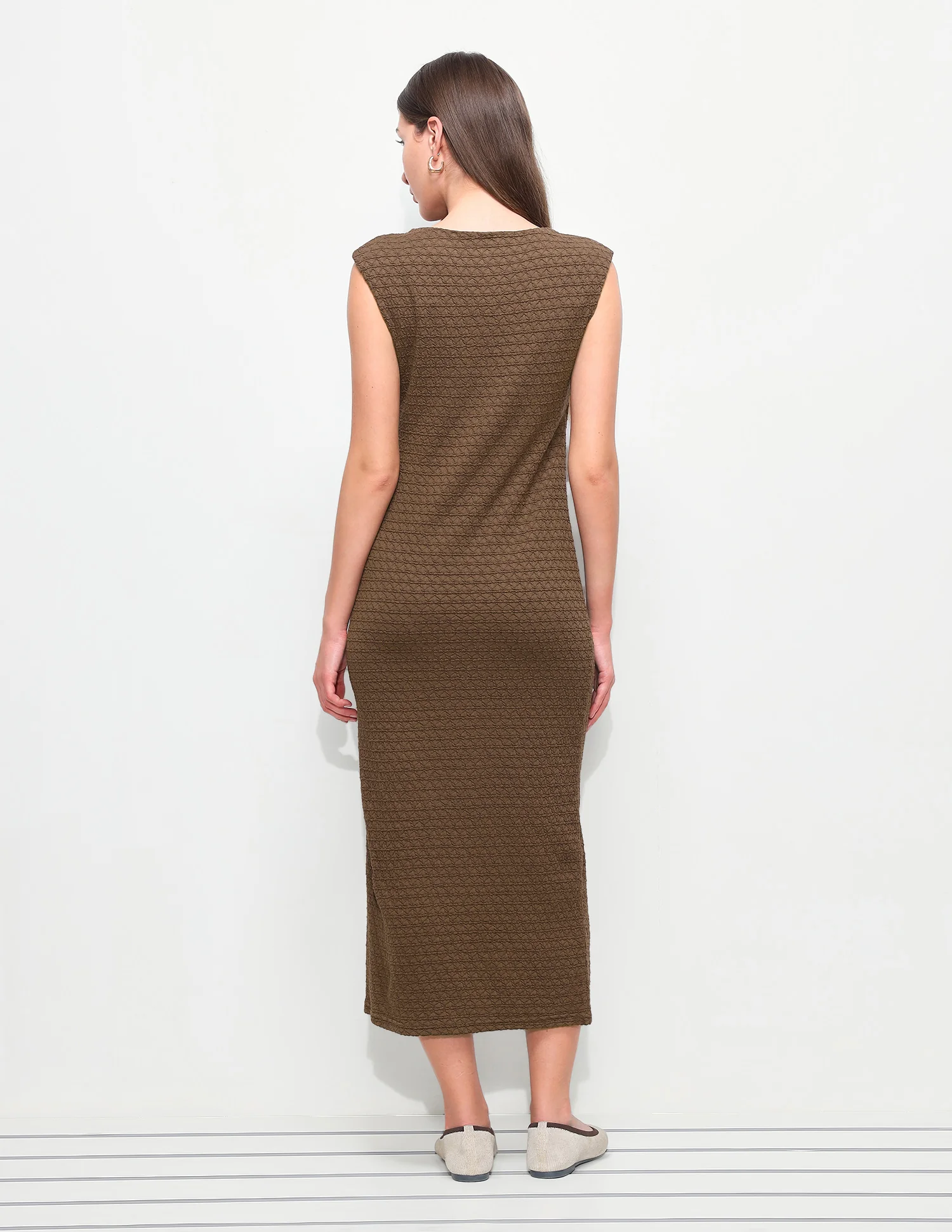 Textured Fitted Midi Sheath Dress - Image 5
